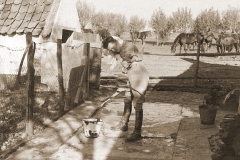 Remontedepot 1939 - Een van de officieren verfrist zich in open lucht