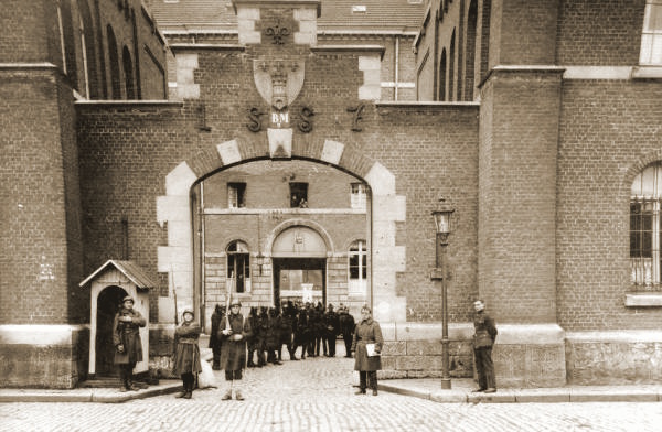 Ingangspoort van de kazerne Generaal baron Ruquoy in Doornik.