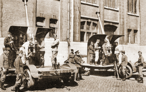 Twee C75 DTCA M27 CR luchtafweerkanonnen op de binnenkoer van de St-Annakazerne te Laken begin jaren 30.