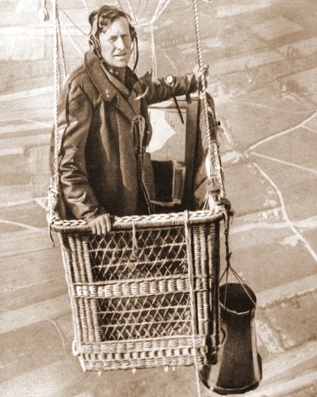 Mandje van een observatieballon met een waarnemer aan het werk.