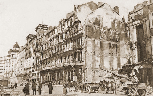 Gebombardeerde Grand Hotel de la Plage op de zeedijk.