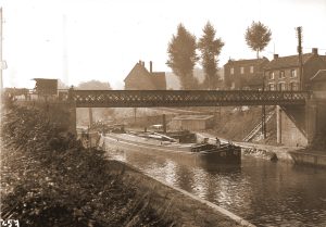 Brug over de Zuid-Willemsvaart te Smeermaas die in de vroege ochtend van 10 mei tot springen werd gebracht.