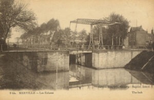 Sluis van Merville op de Leie in Frankrijk waarlangs meerdere binnenschepen geladen met goederen van de SE voorbijpasseren.