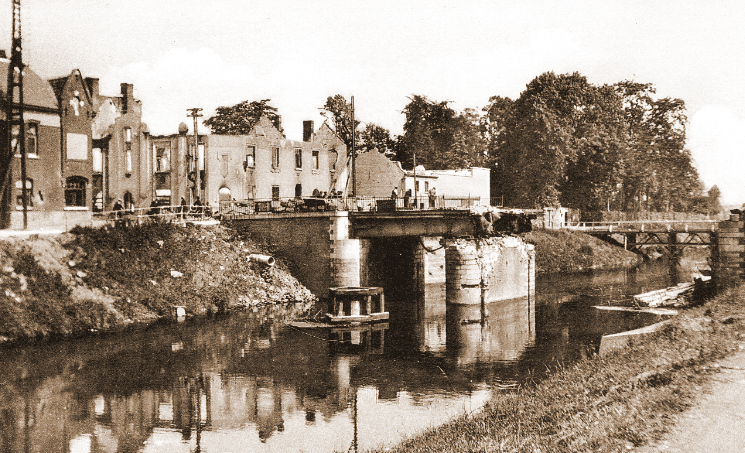 Oude brug over het Afleidingskanaal van de Leie te Nevele die door de ploeg van OLt Van Autgaerde op 25 mei vernield werd.