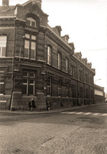Gebouwen van de Uitrustingsdienst Nr5/4SE aan de Graanmarkt te Aalst (naoorlogse foto).