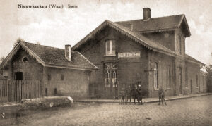 Station van Nieuwkerken-Waas waar het materieel van het UFE op treinwagons werd geladen.