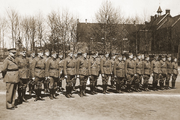 De GTA militairen hadden een politiemuts van een ander model zonder "floche" (foto uit april 1940).