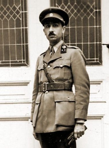 Een Geneesheer Luitenant, te herkennen aan de wijnrode kraagspiegels met het esculaap symbool.