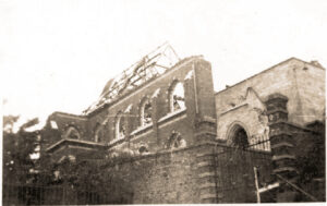 Kerk van Herderen na het bombardement van 10 mei. De kerktoren met daarin de observatiepost van V/14A is volledig weggeblazen.