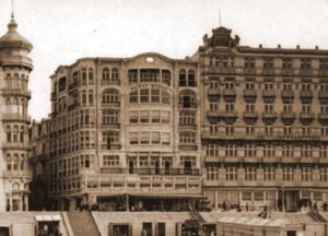 Uiterst rechts het Grand Hôtel Pauwels-D'Hont op de Zeedijk nr 123 te Blankenberge (foto van 1920)