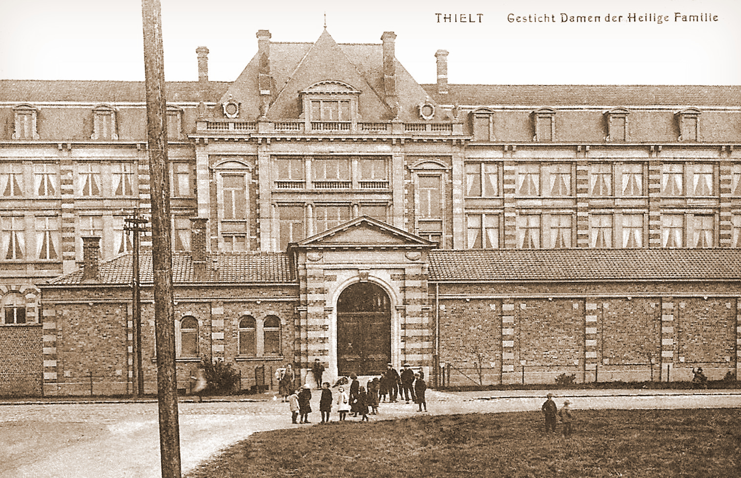 Vooroorlogse foto van het Gesticht de Zusters van de Heilige Familie te Tielt