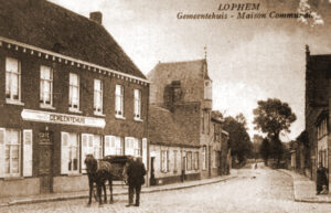 Smidse De Pauw in de Rijselsestraat te Loppem, hoge huis rechts van het Gemeentehuis